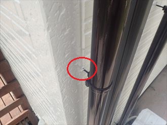 富津市　竪樋金具の浮き