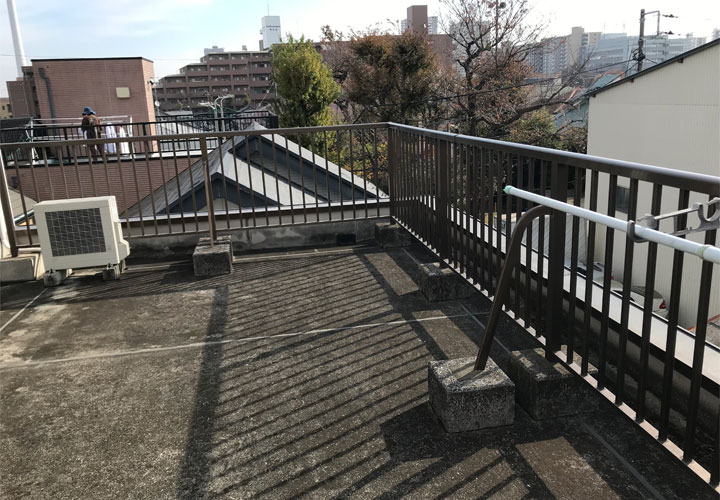 雨漏りの原因と疑われるバルコニー