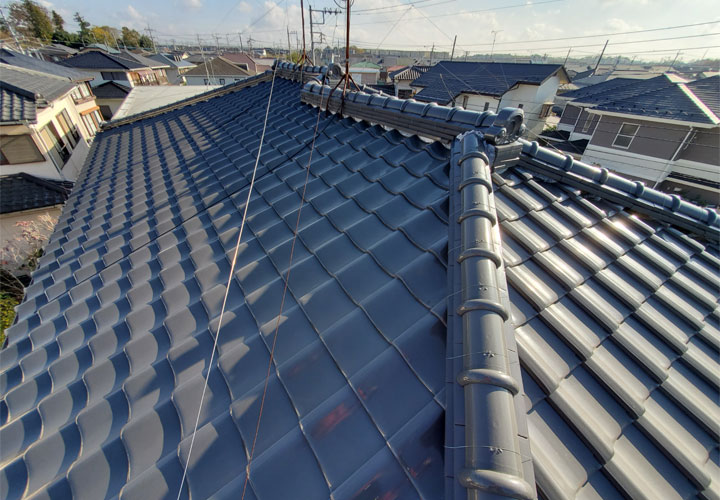 漆喰の劣化がみられる日本瓦屋根