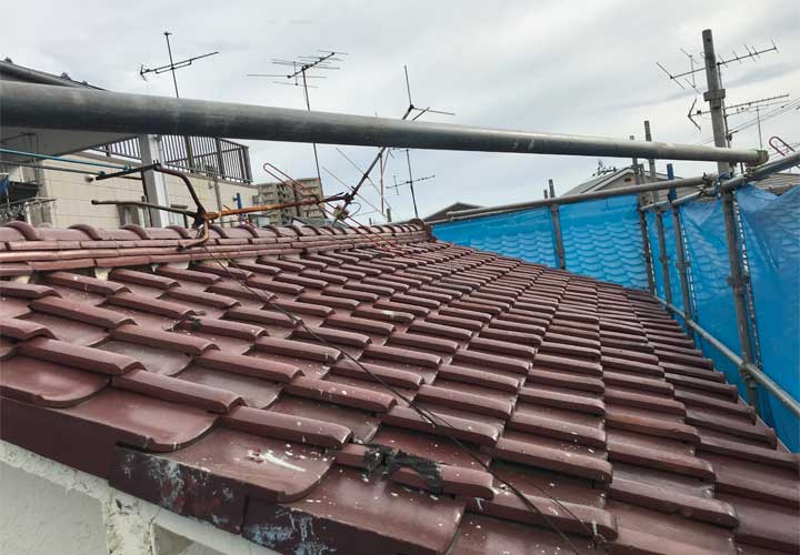 設置されていたアンテナが転倒してしまった瓦屋根