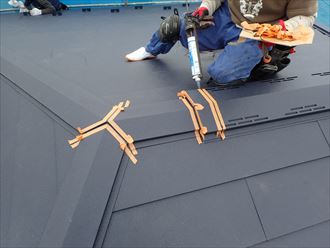 四街道市　コーキングの充填作業