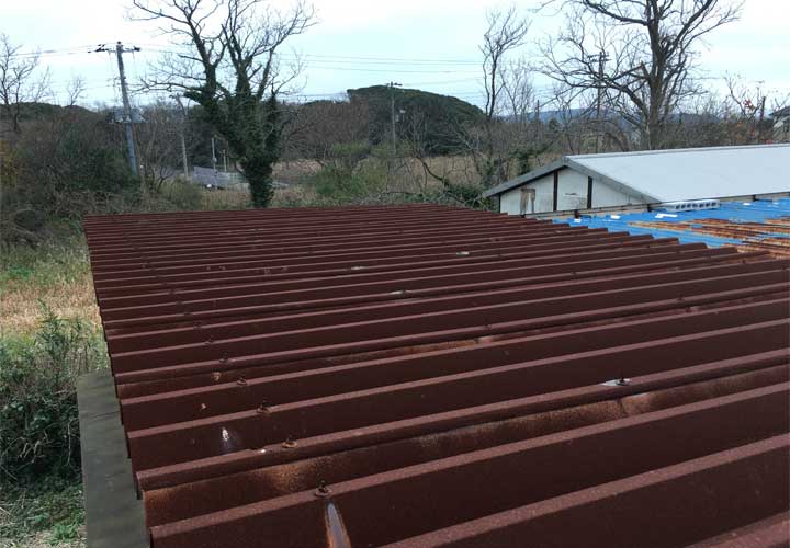 錆が全体に回り赤銅色に染まった折半屋根