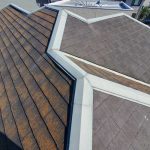 棟板金が飛散したスレート屋根