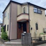 棟板金が飛散したスレート屋根のお住まい