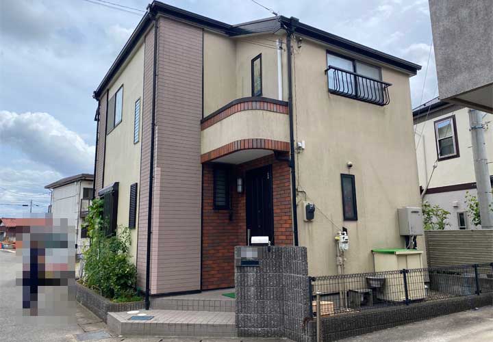 棟板金が飛散したスレート屋根のお住まい