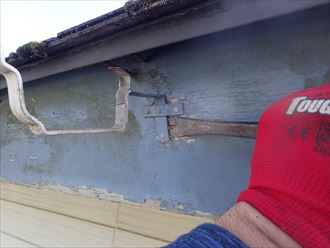 八街市　樋吊り金具の取り外し