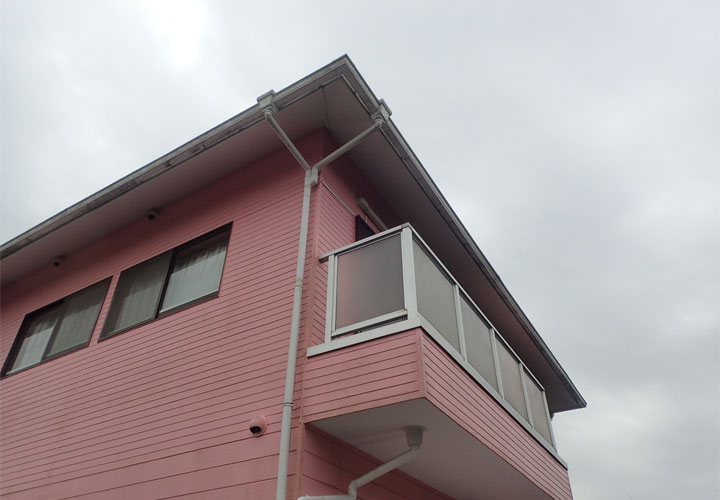 雨樋からの水漏れが発生しているお住まい