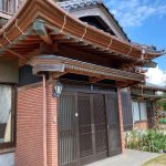 銅屋根の玄関庇が劣化してしまったお住まい