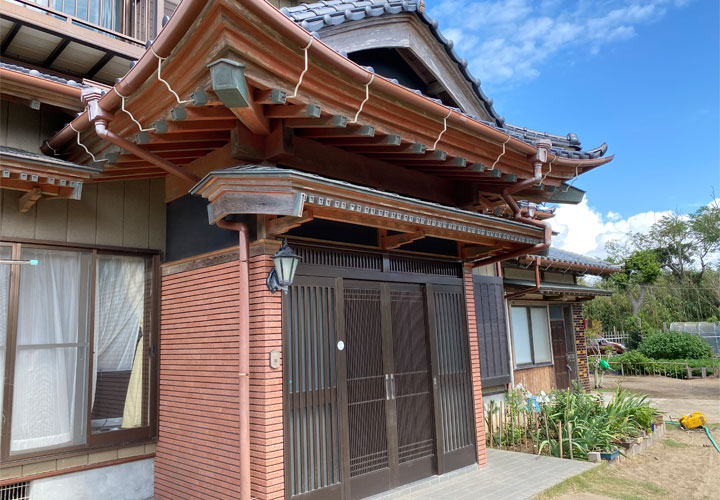 銅屋根の玄関庇が劣化してしまったお住まい