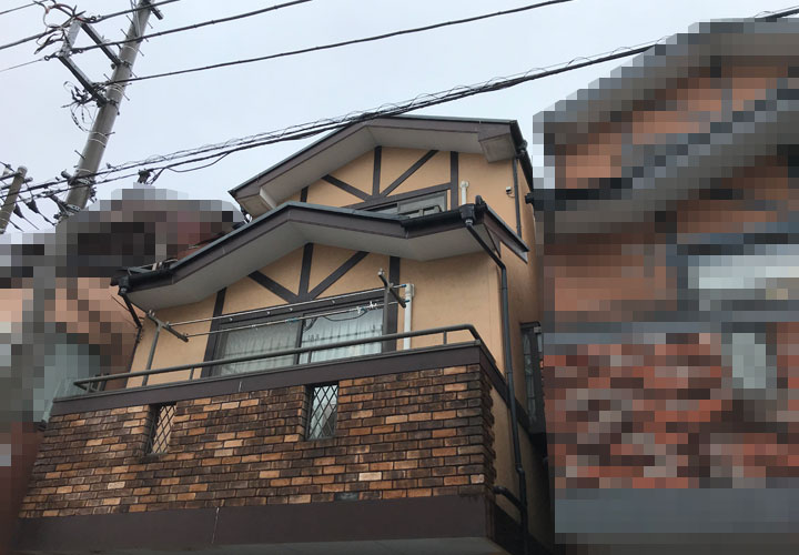 棟板金が飛散したスレート屋根のお住まい