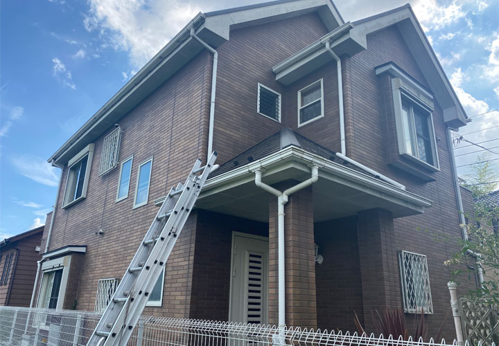 訪問業者に屋根の割れを指摘されたお住まい