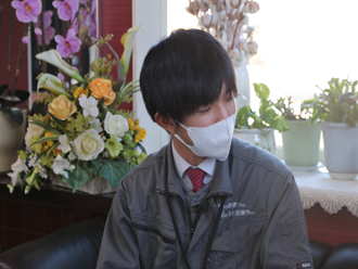 インタビュー中のスタッフ