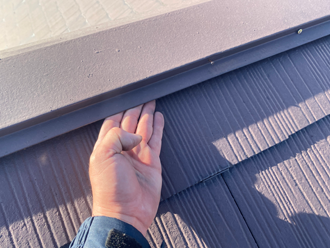 手が入るほど浮いてしまった棟板金