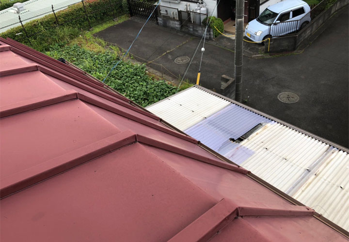 強風被害にあった波板屋根