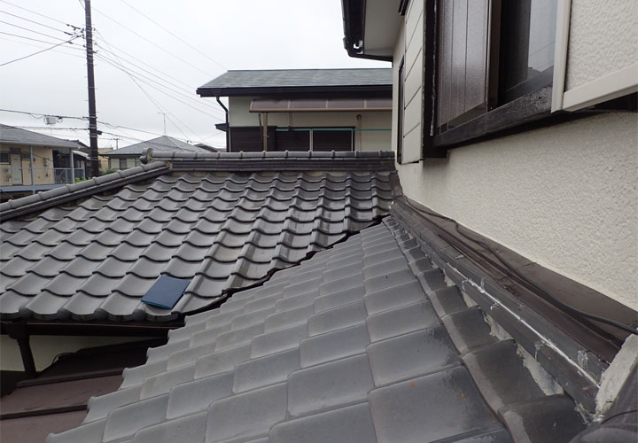 雨漏りが発生した築30年の瓦屋根の住宅