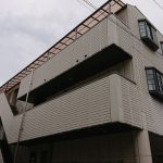 庇屋根が飛散してしまった賃貸マンション