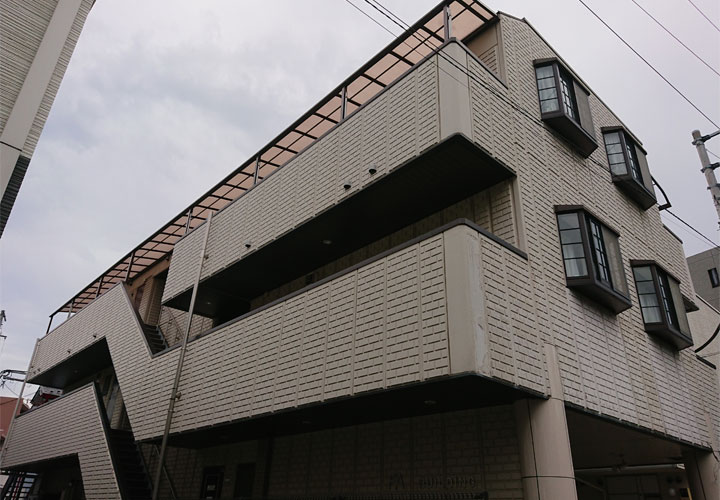 庇屋根が飛散してしまった賃貸マンション