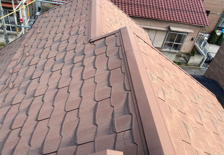 棟板金の劣化が疑われる屋根