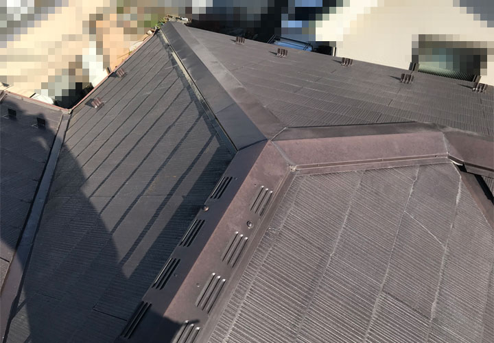 棟板金の浮きを指摘されたスレート屋根