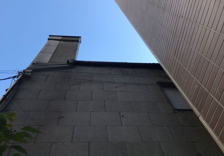 漏水が発生する雨樋の様子