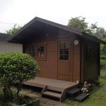 スレート屋根が経年劣化したログハウス