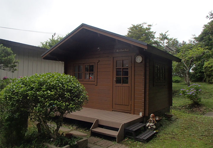 スレート屋根が経年劣化したログハウス