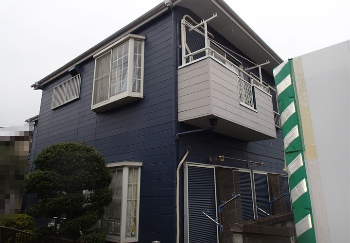 屋根から雨漏りが発生した賃貸アパート