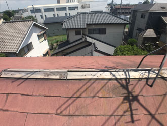 露出した棟板金