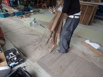 木更津市　捲れたベニヤ剥がし