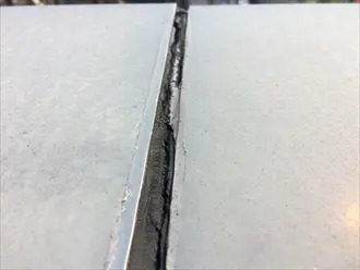 劣化した笠木のシーリング