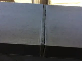 シーリングが剥がれ、隙間ができた笠木