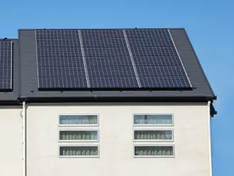 太陽光発電パネルが設置された片流れ屋根