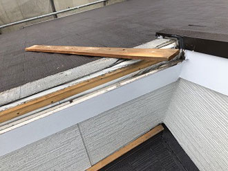棟板金が飛散した片流れ屋根