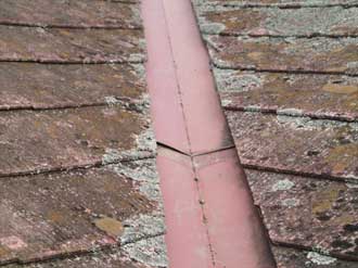 接合部にズレが生じた谷板金