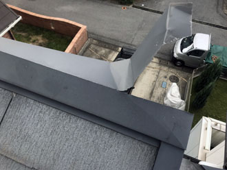 棟板金が捲れてしまった片流れ屋根