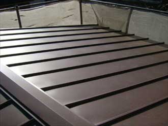 縦葺きの金属屋根