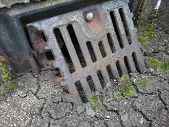 土砂が詰まった排水ドレン