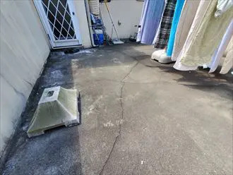 ひび割れたベランダの床