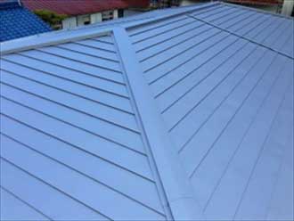 横葺きの金属屋根