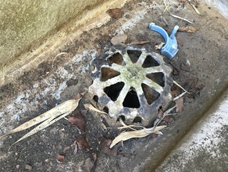 ゴミが詰まった排水ドレン