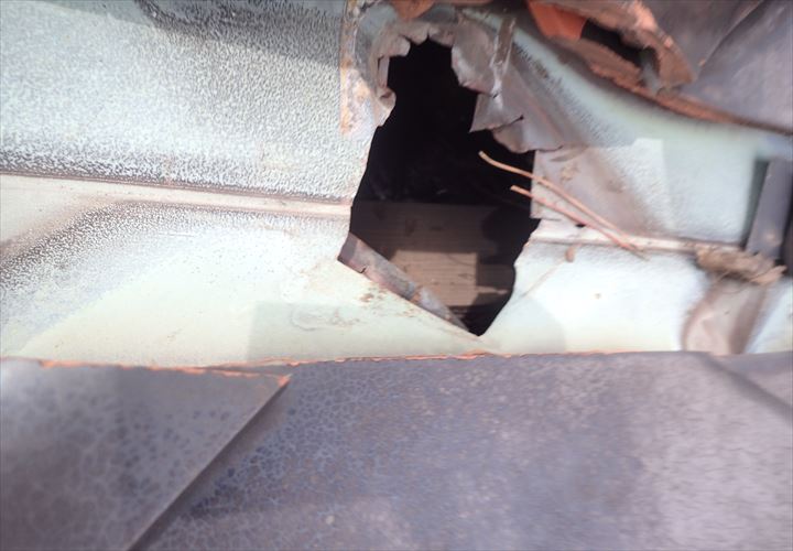 木更津市　谷板金に穴
