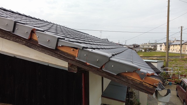 破損したケラバ瓦