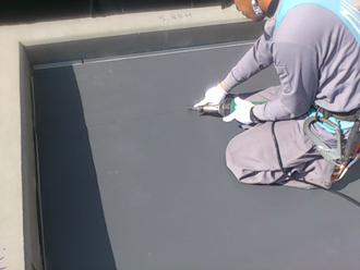 塩ビシートの結合部や端部のシートの剥がれは部分的な接着や熱溶着により対処することができます。