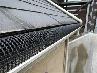 落ち葉除けネットを設置した雨樋