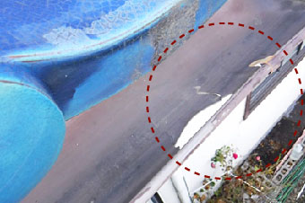 雨樋に空いた穴"