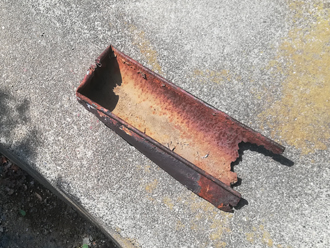 雨樋　錆果て落下した軒樋