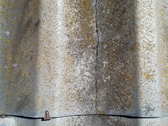 下屋根　ヒビ割れ