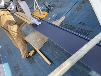 新しい屋根材の設置