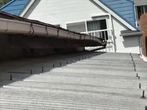 歪みが生じてしまった雨樋