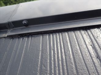 市原市　棟板金の重なりの不具合